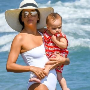 Eva Longoria, son mari Jose Baston et leur fils Santiago passent des vacances à Marbella, Espagne, le 9 juillet 2019.