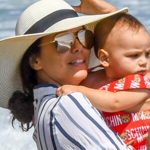 Eva Longoria, son mari Jose Baston et leur fils Santiago passent des vacances à Marbella, Espagne, le 9 juillet 2019.