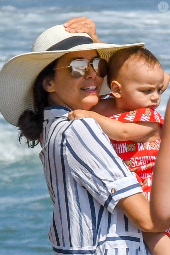 Eva Longoria, son mari Jose Baston et leur fils Santiago passent des vacances à Marbella, Espagne, le 9 juillet 2019.