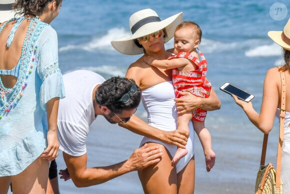 Eva Longoria, son mari Jose Baston et leur fils Santiago passent des vacances à Marbella, Espagne, le 9 juillet 2019.