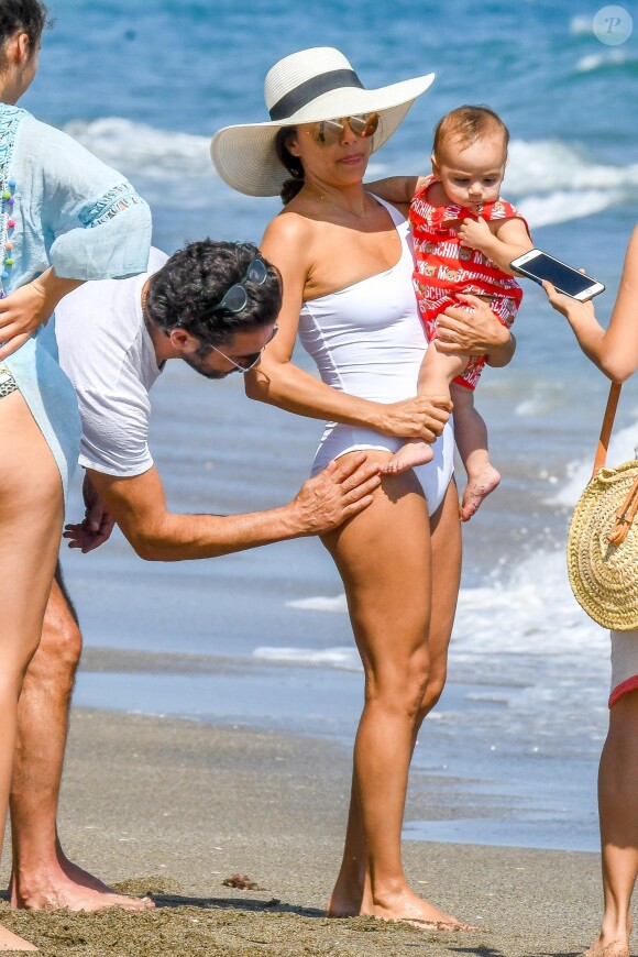 Eva Longoria, son mari Jose Baston et leur fils Santiago passent des vacances à Marbella, Espagne, le 9 juillet 2019.