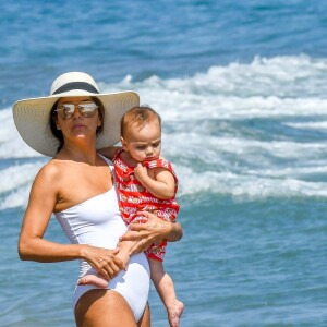 Eva Longoria, son mari Jose Baston et leur fils Santiago passent des vacances à Marbella, Espagne, le 9 juillet 2019.