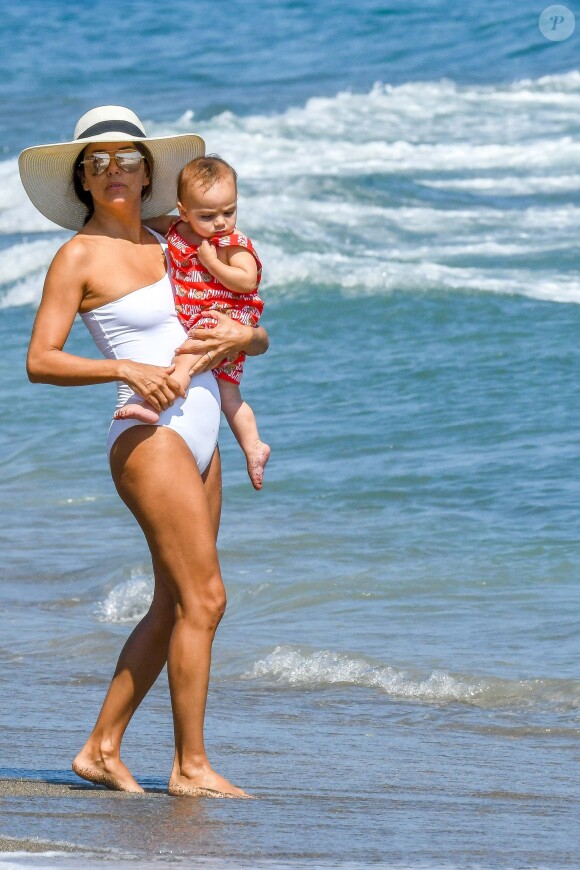 Eva Longoria, son mari Jose Baston et leur fils Santiago passent des vacances à Marbella, Espagne, le 9 juillet 2019.