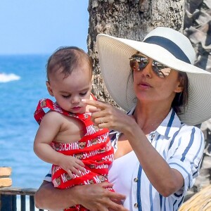 Eva Longoria, son mari Jose Baston et leur fils Santiago passent des vacances à Marbella, Espagne, le 9 juillet 2019.