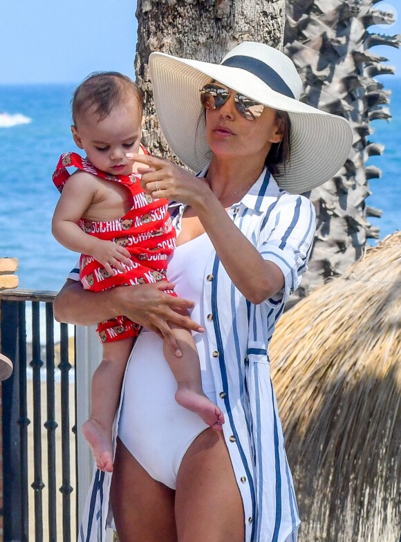 Eva Longoria, son mari Jose Baston et leur fils Santiago passent des vacances à Marbella, Espagne, le 9 juillet 2019.