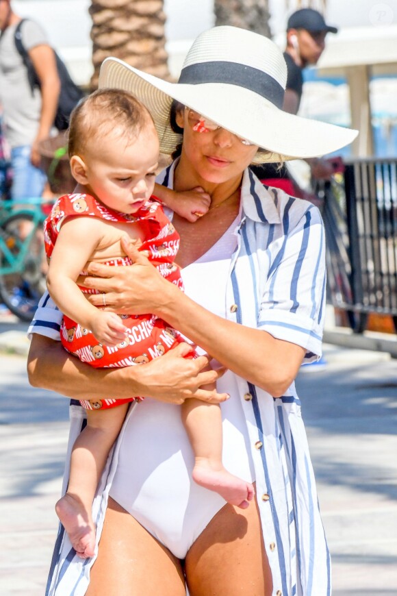 Eva Longoria, son mari Jose Baston et leur fils Santiago passent des vacances à Marbella, Espagne, le 9 juillet 2019.