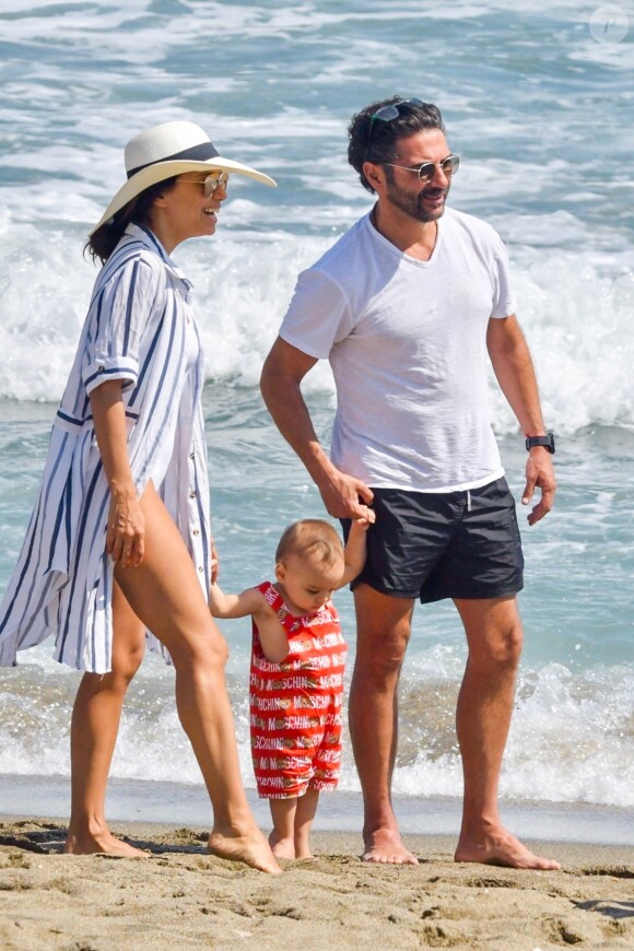 Eva Longoria, son mari Jose Baston et leur fils Santiago passent des vacances à Marbella, Espagne, le 9 juillet 2019.