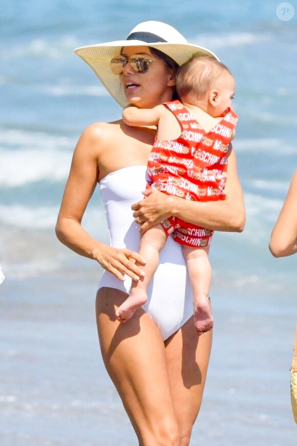 Eva Longoria, son mari Jose Baston et leur fils Santiago passent des vacances à Marbella, Espagne, le 9 juillet 2019.