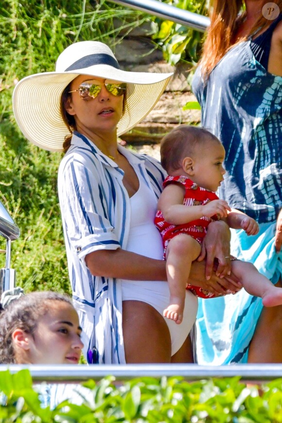 Eva Longoria, son mari Jose Baston et leur fils Santiago passent des vacances à Marbella, Espagne, le 9 juillet 2019.