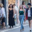 Cara Delevingne et sa compagne Ashley Benson se promènent main dans la main dans les rues de Saint-Tropez le 8 juillet 2019.
