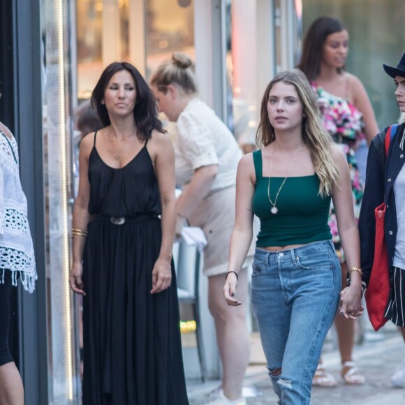 Cara Delevingne et sa compagne Ashley Benson se promènent main dans la main dans les rues de Saint-Tropez le 8 juillet 2019.