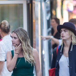 Cara Delevingne et sa compagne Ashley Benson se promènent main dans la main dans les rues de Saint-Tropez le 8 juillet 2019.