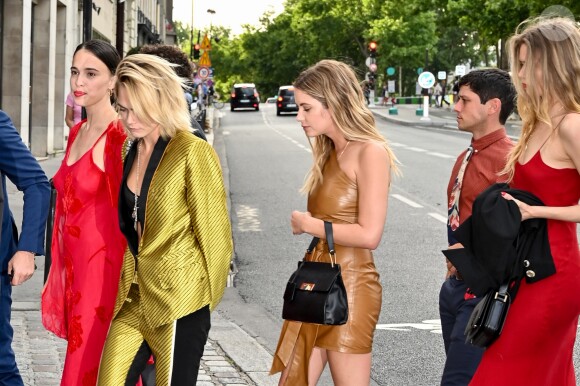 Cara Delevingne, Ashley Benson - Les invités de Zoe Kravitz et de son mari Karl Glusman arrivent au restaurant Lapérouse à Paris pour leur Pre Wedding Party le 28 juin 2019.
