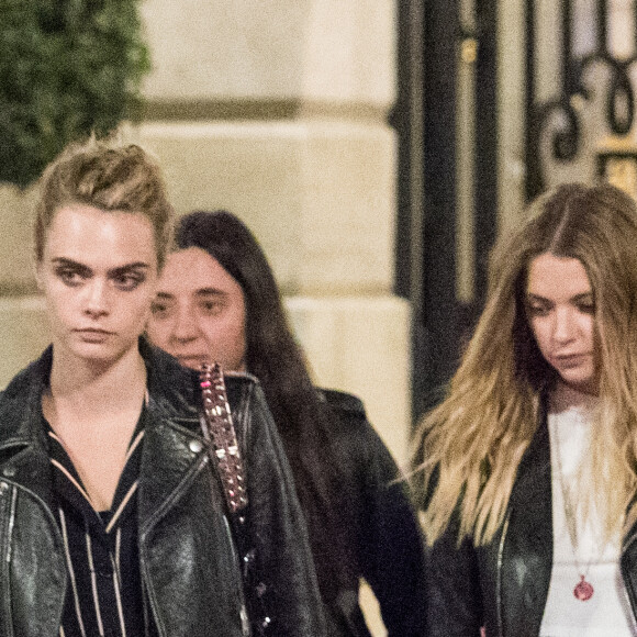 Exclusif- Cara Delevingne, très bouleversée par la cérémonie hommage au styliste K.Lagerfeld, et sa compagne Ashley Benson sont allées dîner en tête à tête au restaurant de l'hôtel Ritz. A la sortie, elles se sont fait un Paris by Night, où elles ont écumé les bars. Le 20 juin 2019.