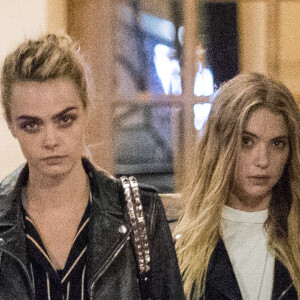 Exclusif - Cara Delevingne, très bouleversée par la cérémonie hommage au styliste K.Lagerfeld, et sa compagne Ashley Benson sont allées dîner en tête à tête au restaurant de l'hôtel Ritz. A la sortie, elles se sont fait un Paris by Night, où elles ont écumé les bars. Le 20 juin 2019.