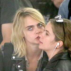 Cara Delevingne et sa petite amie Ashley Benson arrivent à l'aéroport JFK de New York le 18 juin 2019.