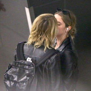 Cara Delevingne et sa petite amie Ashley Benson arrivent à l'aéroport JFK de New York le 18 juin 2019.