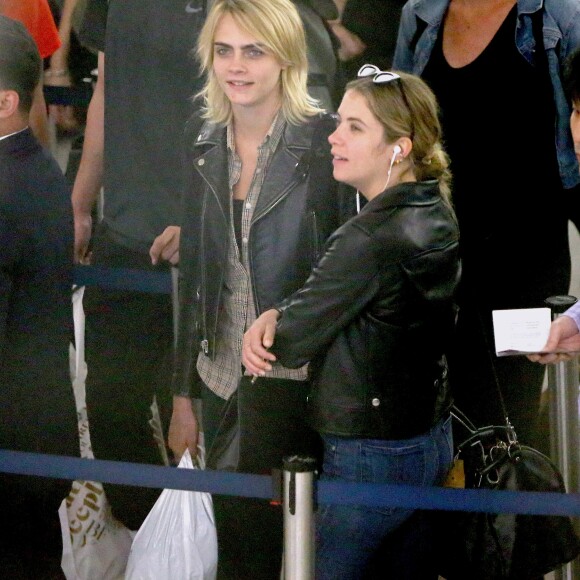 Cara Delevingne et sa petite amie Ashley Benson arrivent à l'aéroport JFK de New York le 18 juin 2019.