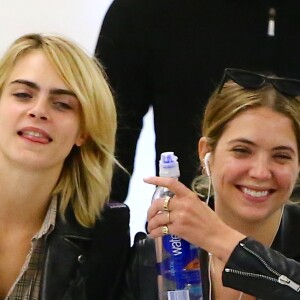 Cara Delevingne et sa petite amie Ashley Benson arrivent à l'aéroport JFK de New York le 18 juin 2019.