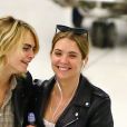 Cara Delevingne et sa petite amie Ashley Benson arrivent à l'aéroport JFK de New York le 18 juin 2019.