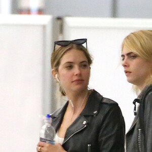 Cara Delevingne et sa petite amie Ashley Benson arrivent à l'aéroport JFK de New York le 18 juin 2019.