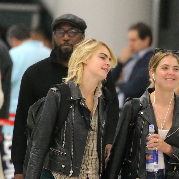 Cara Delevingne et sa petite amie Ashley Benson arrivent à l'aéroport JFK de New York le 18 juin 2019.