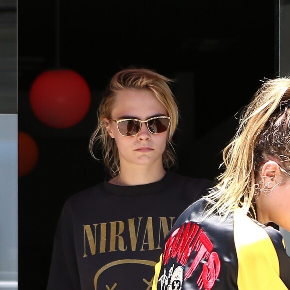 Ashley Benson et sa compagne Cara Delevingne sont allés acheter des boissons à emporter chez Shape House à la sortie de leur cours de gym à Los Angeles, le 5 juin 2019.