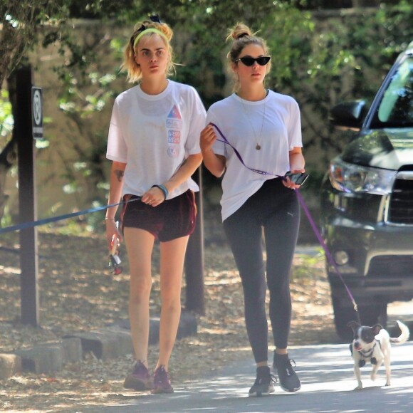 Cara Delevingne et sa compagne Ashley Benson ont été aperçues en train de promener leurs chiens dans les rues de Studio City, le 29 mai 2019.