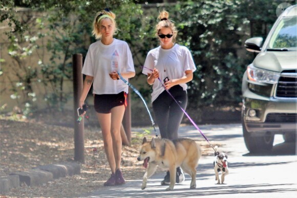 Cara Delevingne et sa compagne Ashley Benson ont été aperçues en train de promener leurs chiens dans les rues de Studio City, le 29 mai 2019.