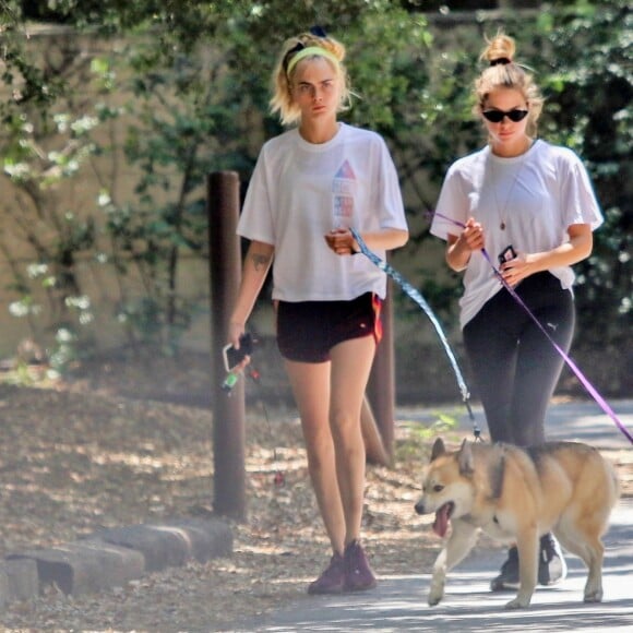 Cara Delevingne et sa compagne Ashley Benson ont été aperçues en train de promener leurs chiens dans les rues de Studio City, le 29 mai 2019.