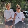 Cara Delevingne et sa compagne Ashley Benson ont été aperçues en train de promener leurs chiens dans les rues de Studio City, le 29 mai 2019.
