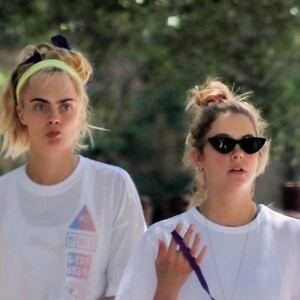 Cara Delevingne et sa compagne Ashley Benson ont été aperçues en train de promener leurs chiens dans les rues de Studio City, le 29 mai 2019.