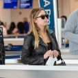 Exclusif - Cara Delevingne et sa compagne Ashley Benson arrivent à l'aéroport de New York (JFK), le 8 mai 2019.