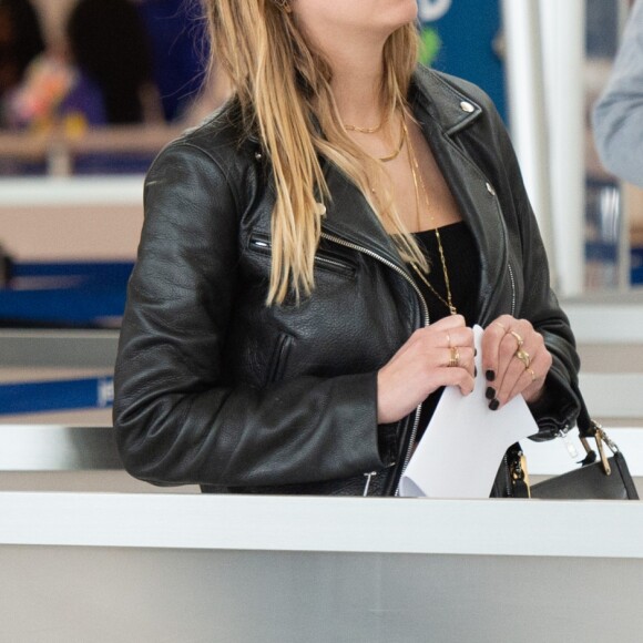 Exclusif - Cara Delevingne et sa compagne Ashley Benson arrivent à l'aéroport de New York (JFK), le 8 mai 2019.