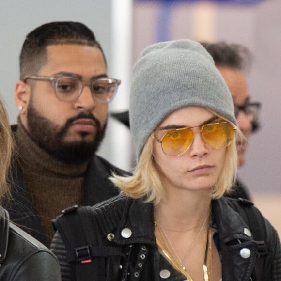 Exclusif - Cara Delevingne et sa compagne Ashley Benson arrivent à l'aéroport de New York (JFK), le 8 mai 2019.