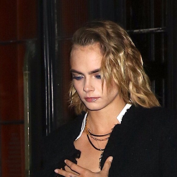 Cara Delevingne et sa compagne A. Benson quittent l'hôtel The Bowery pour se rendre au diner Chanel au restaurant Balthazar lors du 14ème Festival du Film annuel de Tribeca à New York. Le 29 avril 2019.