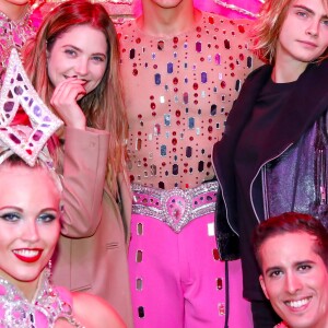 Exclusif - Cara Delevingne et sa compagne Ashley Benson posent avec les danseuses de la revue du Moulin Rouge à Paris, France, le 9 avril 2019. © Marc Ausset-Lacroix/Bestimage