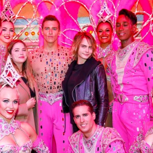 Exclusif - Cara Delevingne et sa compagne Ashley Benson posent avec les danseuses de la revue du Moulin Rouge à Paris, France, le 9 avril 2019. © Marc Ausset-Lacroix/Bestimage