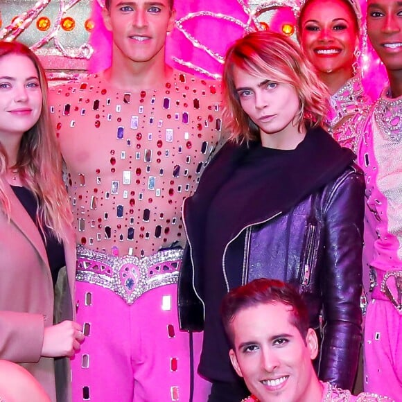 Exclusif - Cara Delevingne et sa compagne Ashley Benson posent avec les danseuses de la revue du Moulin Rouge à Paris, France, le 9 avril 2019. © Marc Ausset-Lacroix/Bestimage