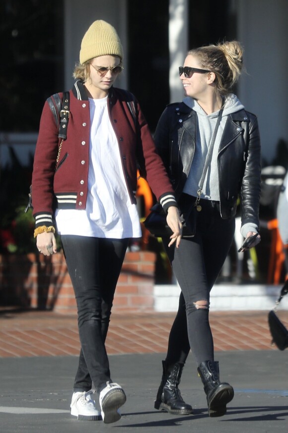 Cara Delevingne et sa compagne Ashley Benson se promènent dans les rues de West Hollywood le 6 février 2019.
