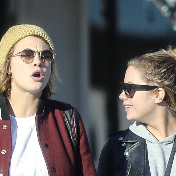 Cara Delevingne et sa compagne Ashley Benson se promènent dans les rues de West Hollywood le 6 février 2019.