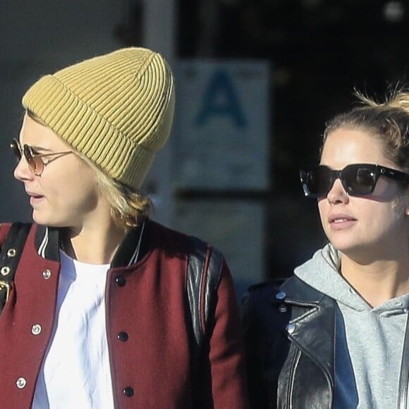 Cara Delevingne et sa compagne Ashley Benson se promènent dans les rues de West Hollywood le 6 février 2019.