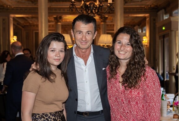 Exclusif - François Sarkozy et ses filles Anastasia et Katinka - 14ème édition du déjeuner "Pères et Filles" au Café de la Paix à Paris. Le 20 juin 2019. © Julio Piatti / Bestimage