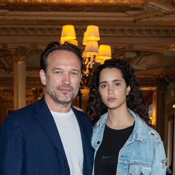 Exclusif  - Vincent Perez et sa fille Iman - 14ème édition du déjeuner "Pères et Filles" au Café de la Paix à Paris. Le 20 juin 2019 © Julio Piatti / Bestimage