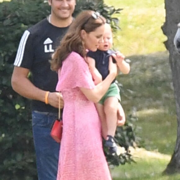 Kate Middleton et son fils le prince Louis au King Power Royal Charity Polo Day à Wokingham, dans le Berkshire, le 10 juillet 2019. Les princes Harry et William étaient le terrain, tandis que Meghan Markle pouponnait avec Archie.