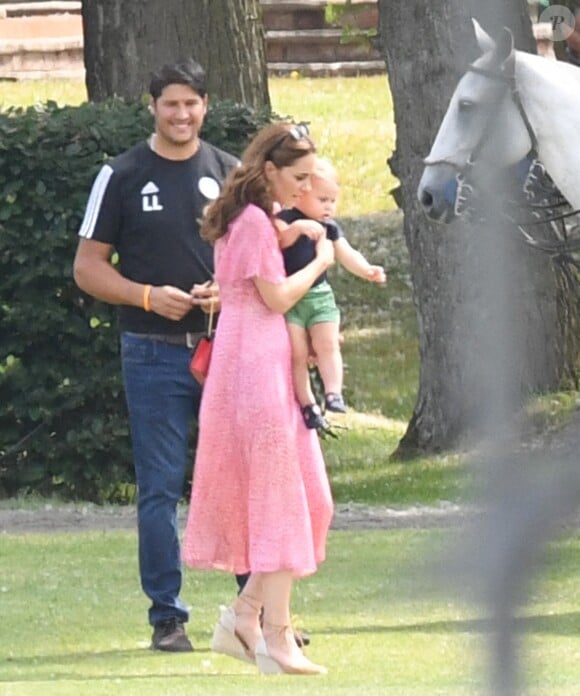 Kate Middleton et son fils le prince Louis au King Power Royal Charity Polo Day à Wokingham, dans le Berkshire, le 10 juillet 2019. Les princes Harry et William étaient le terrain, tandis que Meghan Markle pouponnait avec Archie.