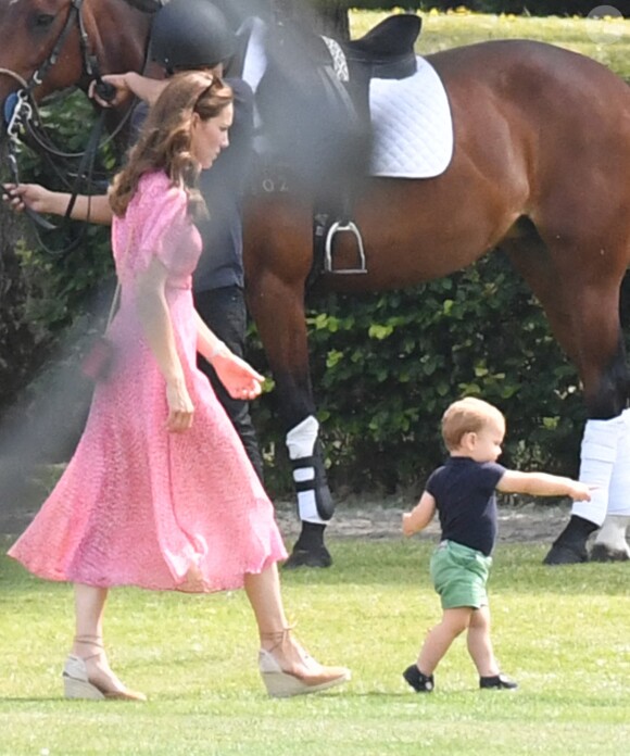 Kate Middleton et son fils le prince Louis au King Power Royal Charity Polo Day à Wokingham, dans le Berkshire, le 10 juillet 2019. Les princes Harry et William étaient le terrain, tandis que Meghan Markle pouponnait avec Archie.