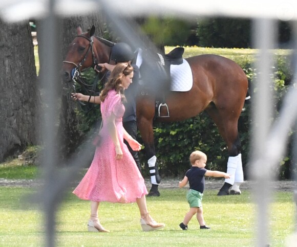 Kate Middleton et son fils le prince Louis au King Power Royal Charity Polo Day à Wokingham, dans le Berkshire, le 10 juillet 2019. Les princes Harry et William étaient le terrain, tandis que Meghan Markle pouponnait avec Archie.