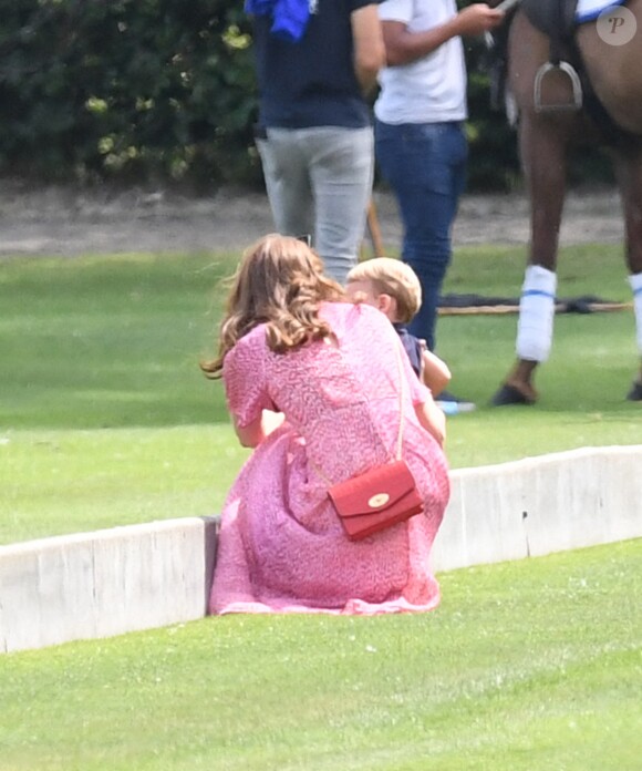 Kate Middleton et son fils le prince Louis au King Power Royal Charity Polo Day à Wokingham, dans le Berkshire, le 10 juillet 2019. Les princes Harry et William étaient le terrain, tandis que Meghan Markle pouponnait avec Archie.