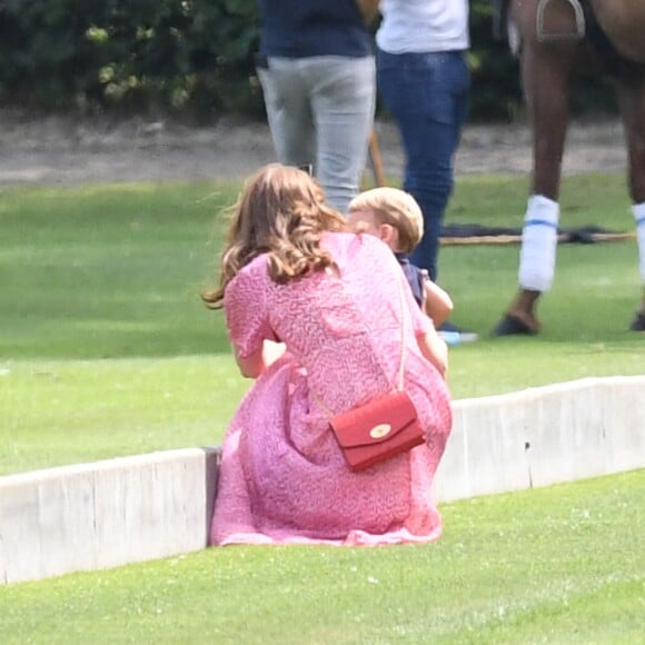 Kate Middleton et son fils le prince Louis au King Power Royal Charity Polo Day à Wokingham, dans le Berkshire, le 10 juillet 2019. Les princes Harry et William étaient le terrain, tandis que Meghan Markle pouponnait avec Archie.